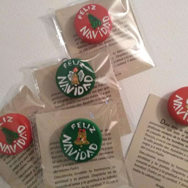 Jugo de 6 Imanes Navideños con Tapas Plásticas Reciclada - Imagen 2