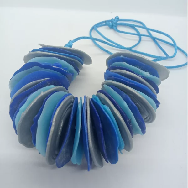 Regalos Colombianos -ECOtapitas - Collar Escamas. Azul
