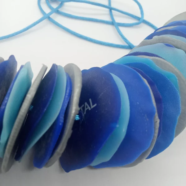 Regalos Colombianos -ECOtapitas - Collar Escamas. Azul